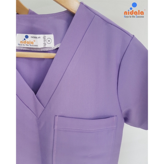 Bộ áo quần Scrubs Nidala cổ tim màu tím bác sĩ, phòng khám, phòng mổ, đồng phục spa, thẩm mỹ viện cao cấp